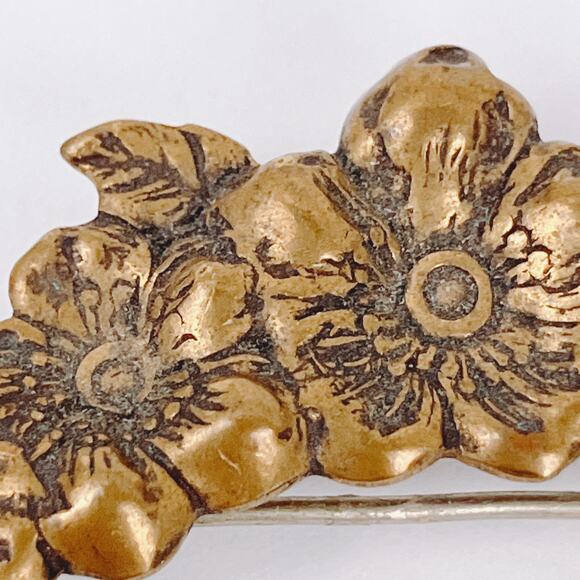 Vintage 1940s 1950s Brooch Gold Tone Dogwood Flower Wreath Mid Century Pin - Picture 6 of 9